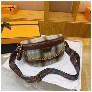 Détail du sac banane en peluche à carreaux avec bandoulière tissée et chaîne dorée