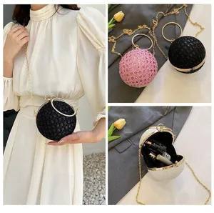 Detailansicht der runden Abendtasche mit Innenraum für Lippenstift und Kosmetika
