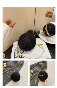 Detail der schwarzen Kugel-Abendtasche mit glitzernden Pailletten und goldenem Metallgriff
