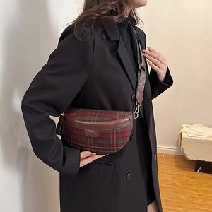Sac banane rétro en laine à carreaux avec garniture en cuir et bandoulière tissée ethnique