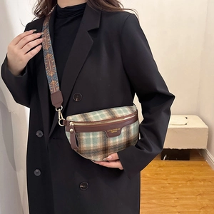 Sac bandoulière en laine à carreaux avec bordure en cuir et large sangle jacquard