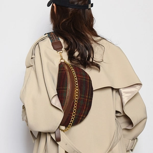 Sac bandoulière à carreaux avec chaîne dorée et sangle brodée sur manteau beige