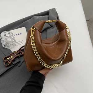 Sac à main croissant matelassé marron avec chaîne dorée et bandoulière en cuir