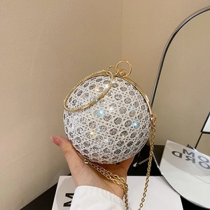 Funkelnde kugelförmige Abendtasche mit Silberkristallen und goldenem Rundgriff