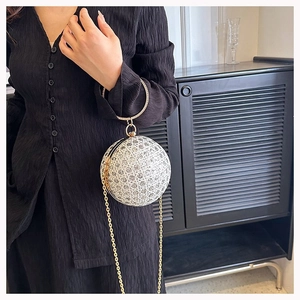 Funkelnde kugelförmige Abendtasche mit Strasssteinen, Ringgriff und goldener Kette