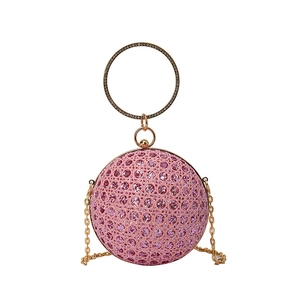 Rosafarbene kugelförmige Abendtasche mit Glitzer, Rundgriff und Kettenriemen