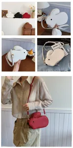 Détail du sac bandoulière lapin mignon avec texture de cuir PU de qualité supérieure