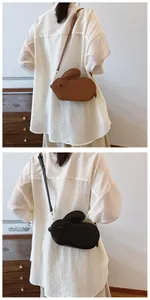 Détail de sacs bandoulière créatifs en forme de lapin en similicuir marron et noir chic