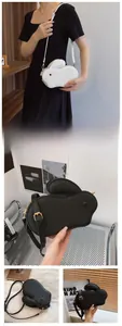 Détail du sac bandoulière en forme de lapin en cuir grainé avec finitions dorées