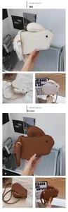 Vue détaillée des sacs bandoulière en forme de lapin en similicuir grainé beige et marron