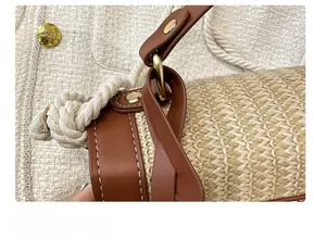 Dettaglio borsa in paglia intrecciata con finiture in pelle, fibbia d'oro e tracolla in corda