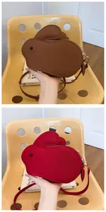 Détail des sacs bandoulière lapin mignons en rouge et marron avec une bandoulière dorée