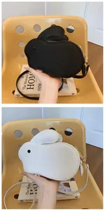 Détail du sac lapin en cuir grainé noir et blanc avec des finitions métalliques dorées
