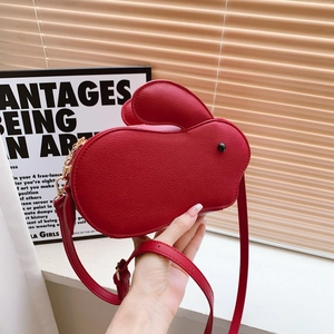 Joli sac bandoulière lapin rouge en cuir PU grainé avec détails dorés élégants