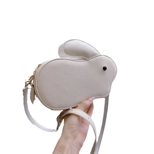Sac bandoulière lapin blanc avec texture litchi et bandoulière chaîne dorée