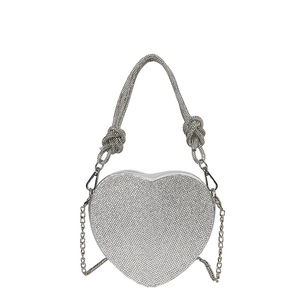 Borsa da sera a cuore in strass argento con manico annodato e tracolla a catena in metallo