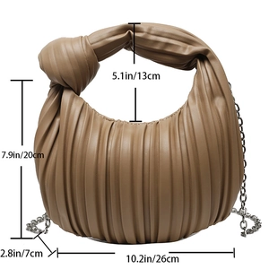 Tableau des tailles détaillé d'un sac demi-lune plissé marron avec dimensions et chaîne