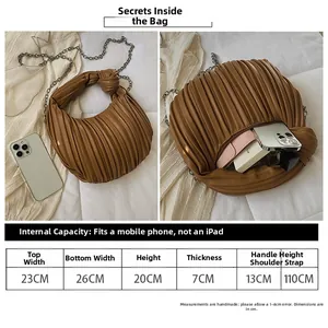 Guide des tailles et vue de la capacité intérieure du sac à main plissé vintage marron