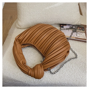 Détail du sac croissant marron caramel avec design plissé et poignée nouée