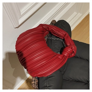 Gros plan détaillé du sac à main rouge froncé avec un grand nœud sur la poignée