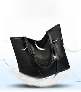 Detailed view of black Oxford cloth tote bag weighing only 0.40kg for ultra-light carrying