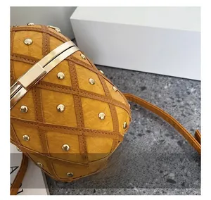 Détails du sac en forme d'ananas montrant le matelassage et les rivets dorés