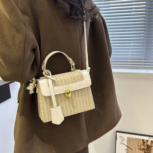 Elegante borsa quadrata intrecciata beige con fibbia dorata e manico in pelle bianca