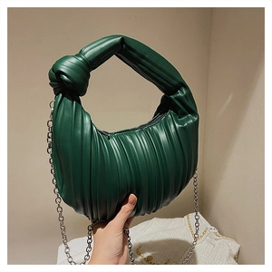 Détail du sac demi-lune plissé vert foncé avec poignée à nœud et bandoulière chaîne