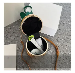 Vue intérieure du sac seau ananas montrant l'espace pour téléphone et maquillage