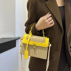 Elegante borsa a tracolla intrecciata con patta in pelle gialla e chiusura dorata