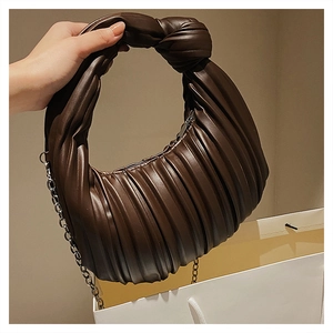 Gros plan détaillé du sac hobo plissé marron foncé avec poignée nouée et chaîne métal