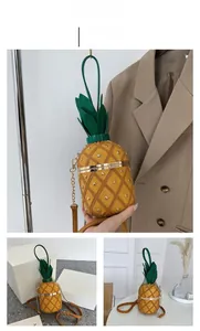 Détails du sac seau ananas jaune avec motif matelassé et rivets dorés sur la bandoulière