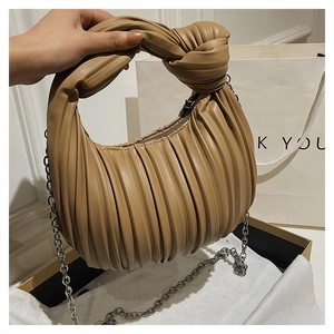 Détail du sac nuage plissé kaki avec poignée à gros nœud et bandoulière en chaîne argent