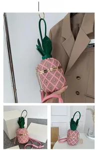 Sac seau ananas rose avec poignée feuilles vertes et clous dorés sous plusieurs angles