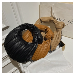 Détail de sacs hobo plissés en noir, marron et beige avec poignées à nœuds élégants