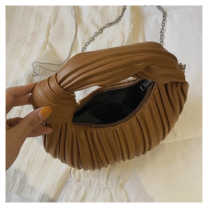Vue détaillée du sac à bandoulière plissé marron montrant l'intérieur et la bandoulière chaîne