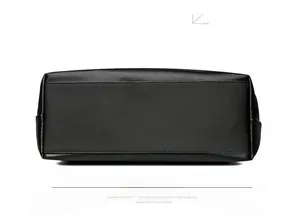 Detailed view of the structured base of the black Oxford cloth tote bag with edge oiling