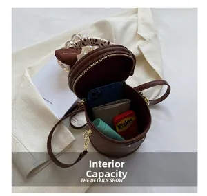 Vue de dessus du sac seau marron montrant la capacité pour les essentiels