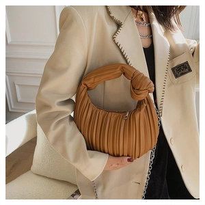 Détails du sac hobo plissé marron avec poignée nouée et bandoulière chaîne argentée