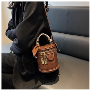 Sac seau cylindrique marron avec poignée en foulard léopard et fermoirs dorés
