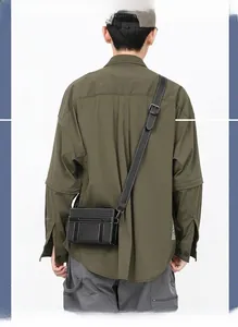 Borsa a tracolla nera da uomo in pelle con cuciture bianche a contrasto su camicia