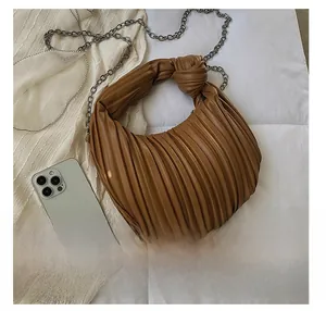 Détails de ce sac croissant marron plissé avec poignée nouée et chaîne métallique