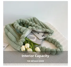 Intérieur spacieux du sac cabas en peluche vert clair avec téléphone et livres