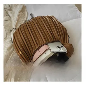 Vue intérieure du sac plissé marron montrant sa grande capacité pour les essentiels