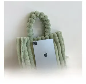 Détail du cabas en peluche verte montrant la texture et la grande capacité du sac
