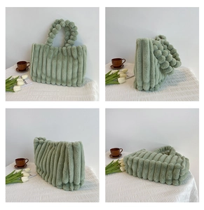 Détail du sac cabas en peluche vert clair avec texture en fausse fourrure et anse à perles