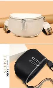 Détails du sac ceinture en cuir grainé avec fermetures éclair et sangle rayée élégante