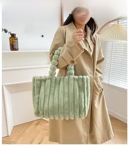 Détail du sac cabas en peluche vert clair avec texture plissée et poignée sphérique