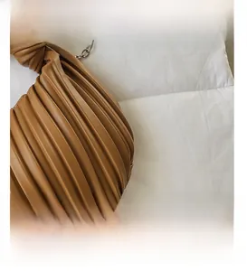 Vue macro détaillée de la texture du cuir plissé marron et de la chaîne argentée