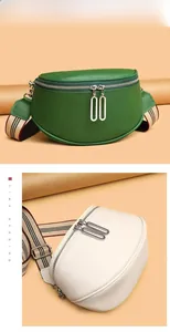 Détail de sacs banane en cuir grainé vert et beige avec bandoulière rayée large